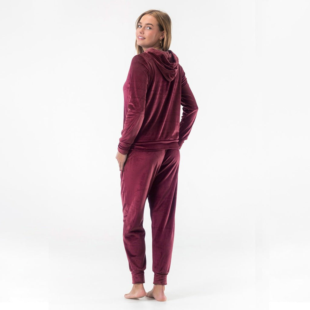 Vinröd velourdress dam från Gaubert sedd bakifrån med mjuk huva, långa ärmar och byxor med resårmuddar