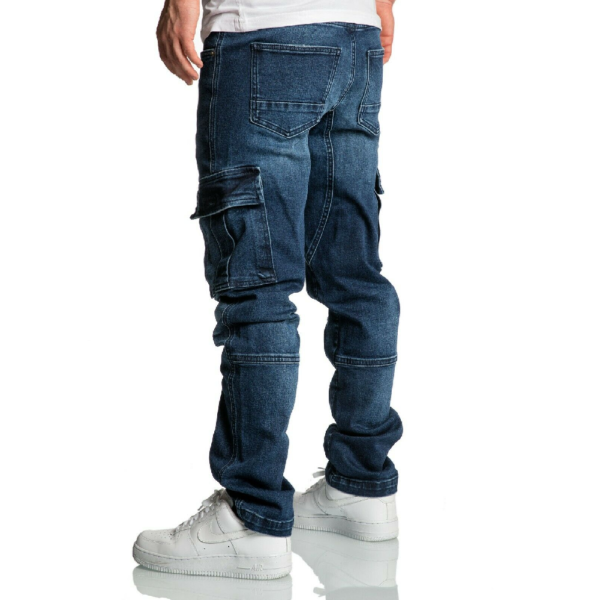 7977 mörkblå jeans med cargofickor bakifrån