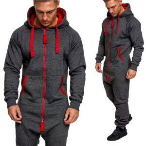 Mörkgrå onesie med röda inslag, praktisk huva