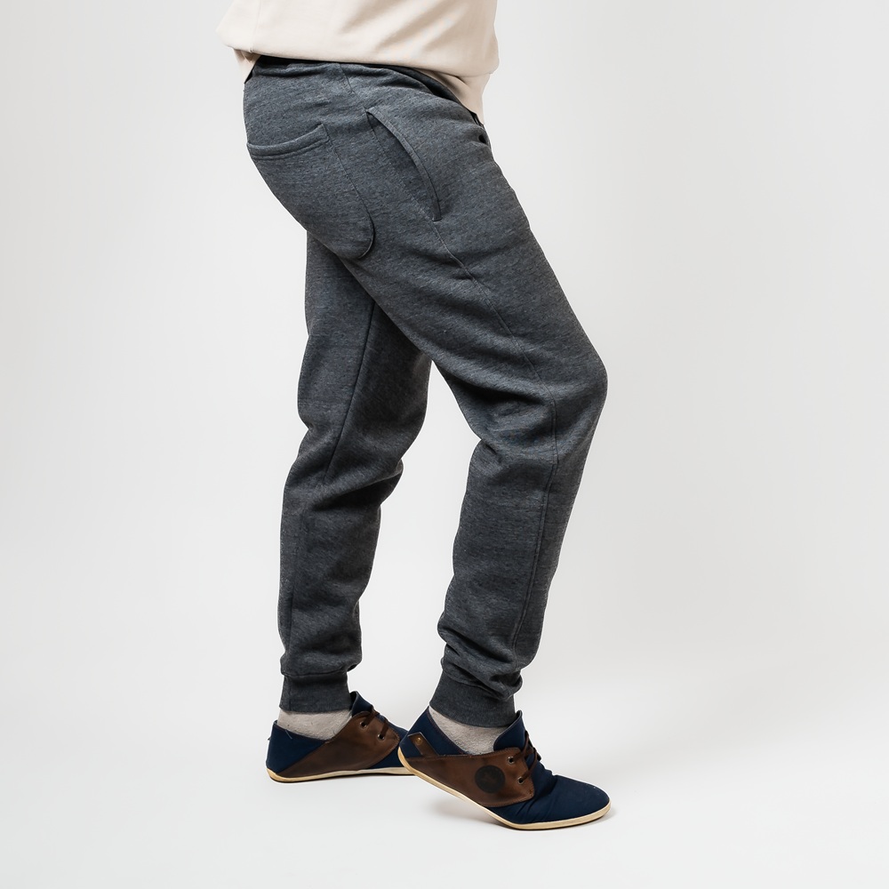 Mjukisbyxor mörkgråa modell Stockholm JHNsport från sidan