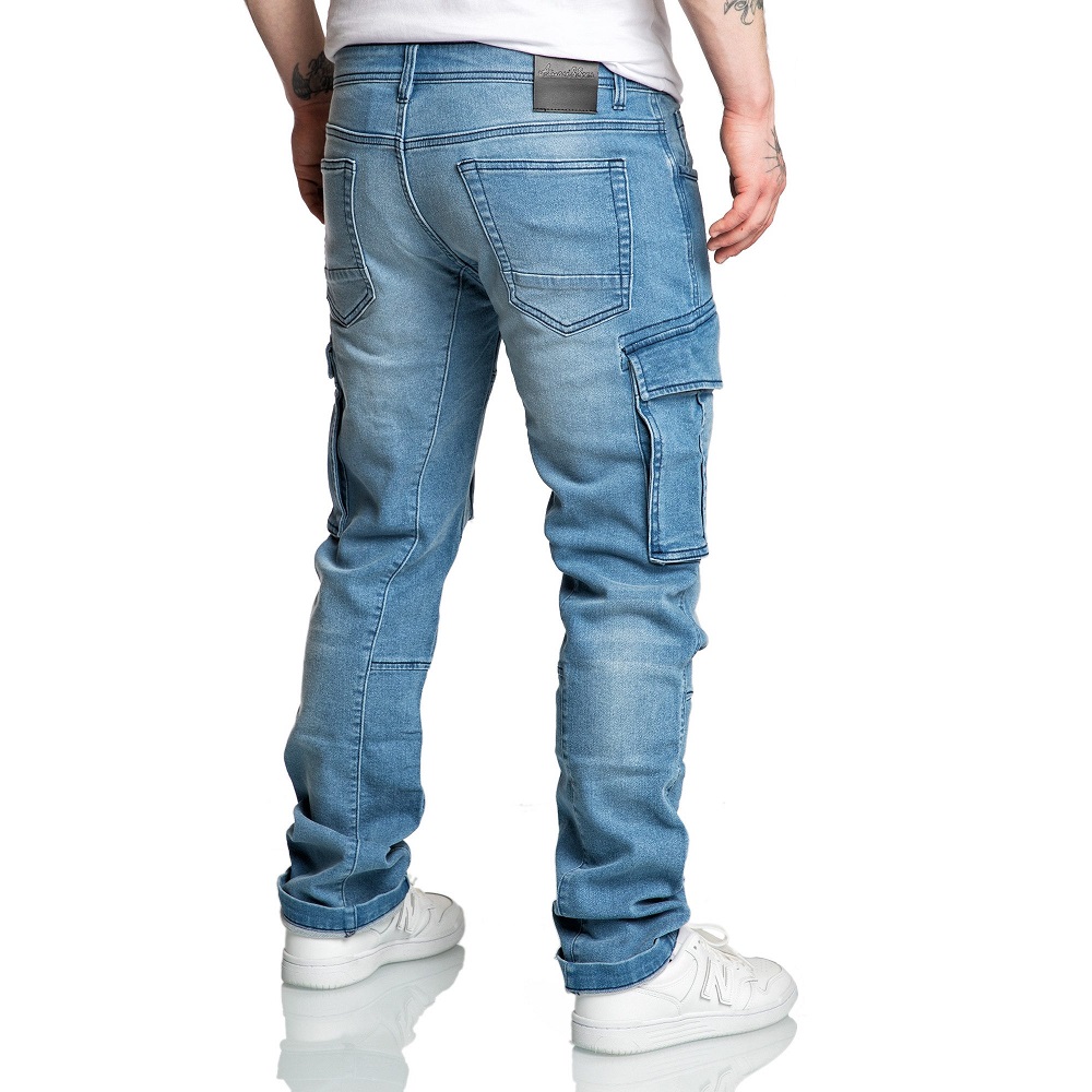 Ljusblåa cargo jeans med skön stretch bakifrån