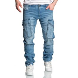 Ljusblåa cargo jeans med skön stretch framifrån