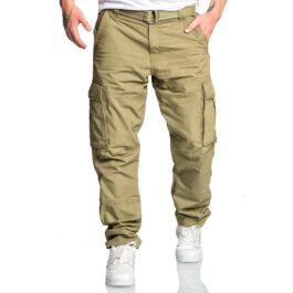 Gröna chinobyxor med cargofickor och bälte